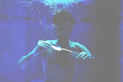 Коронный номер Ури Геллера - сгибание металических ложек под водой.