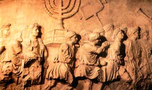 Император Тит увековечил победу над Ерусалимом в Риме на Триумфальной арке.
